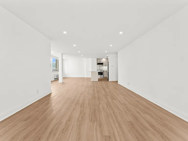 44 Charles St W — Photo 86
