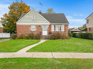 13 Berkshire Rd, Bethpage, NY 11714