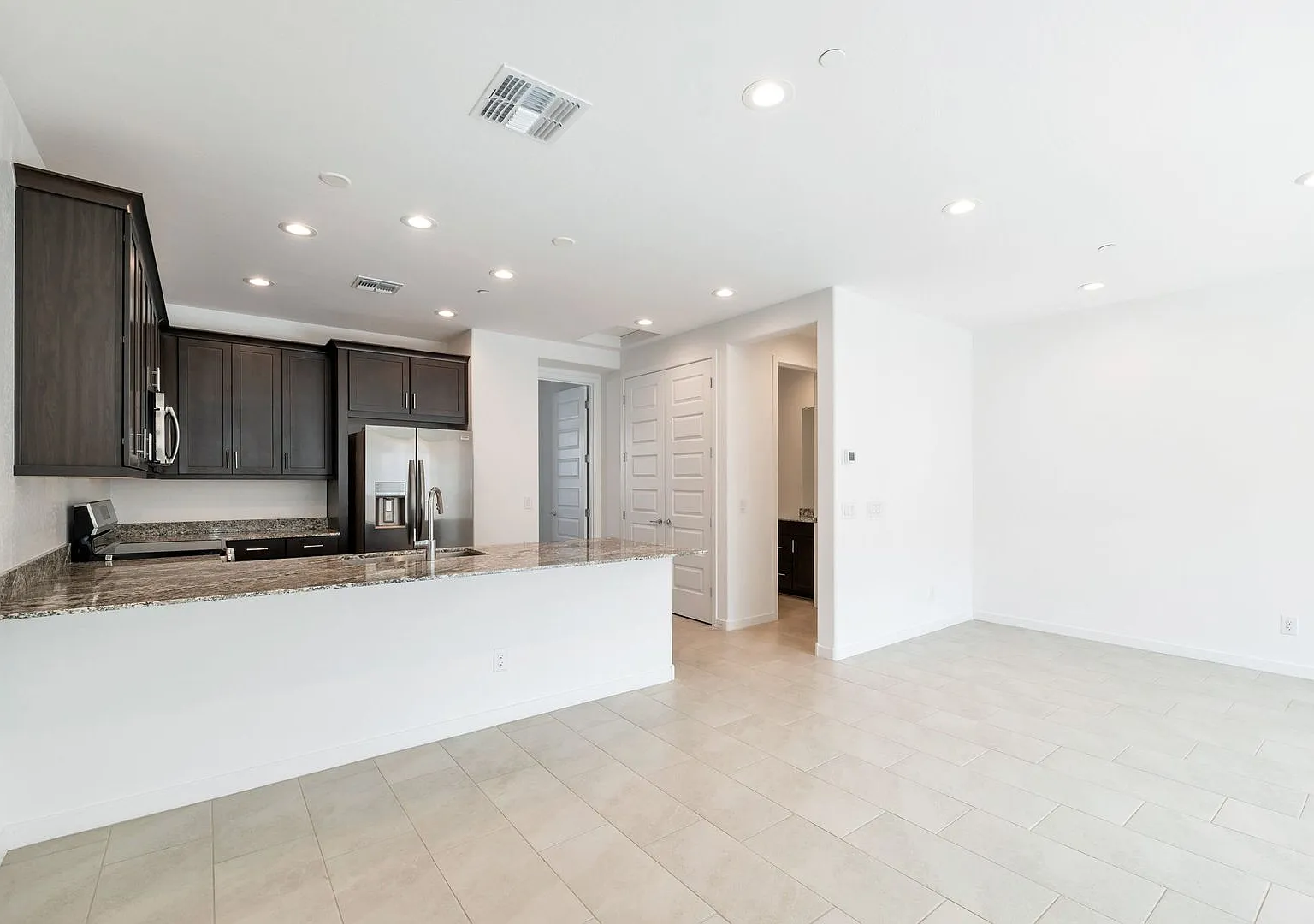 Like New luxurious townhome with 2 Master Suites in Warner Meadows! — Photo 3