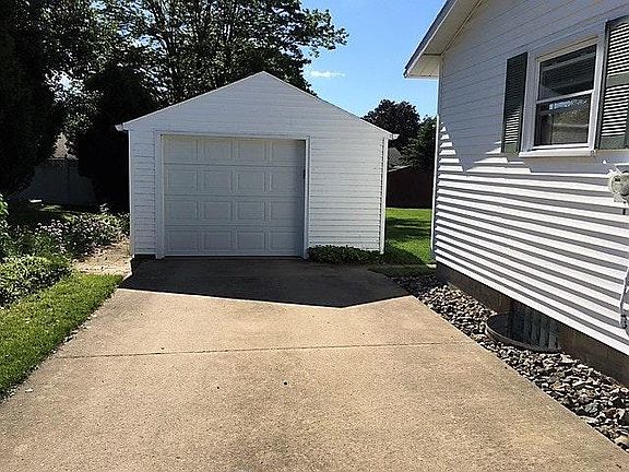 Detached garage
