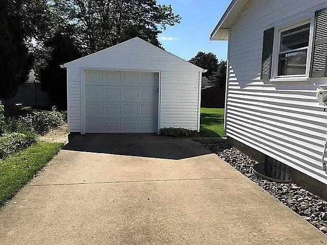 Detached garage