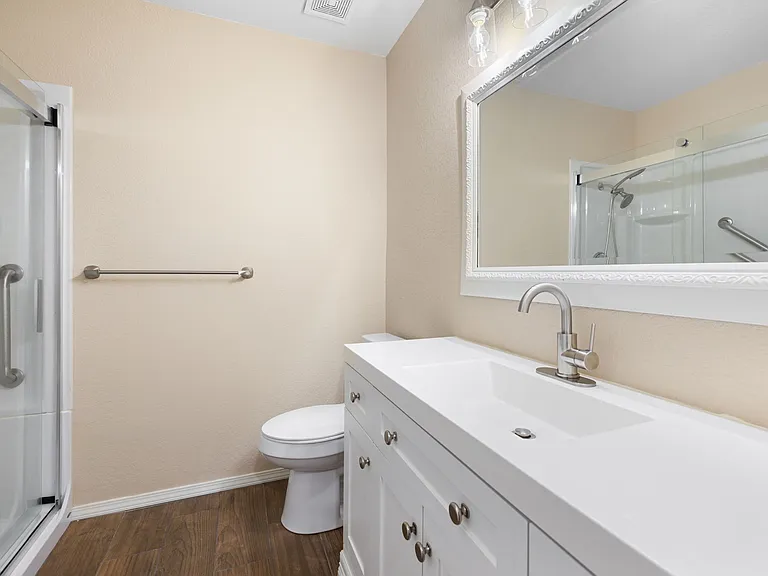304 SE B St — Photo 14
