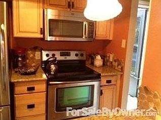 Kitchen : Granite countertops, stainless appliances, rock backsplash!
