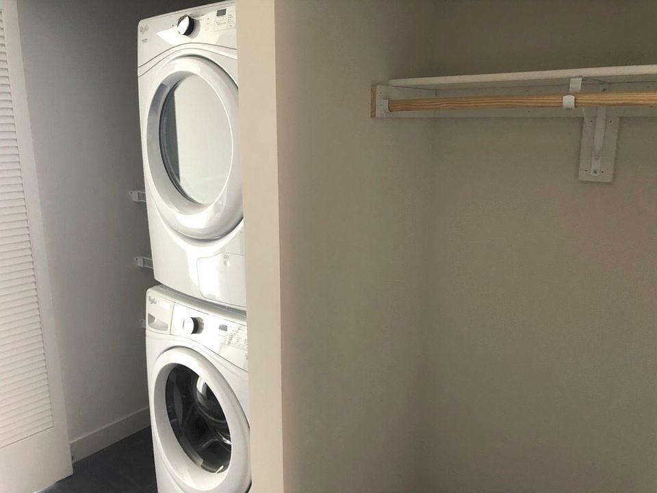1st image of 811 W Montrose Ave #915