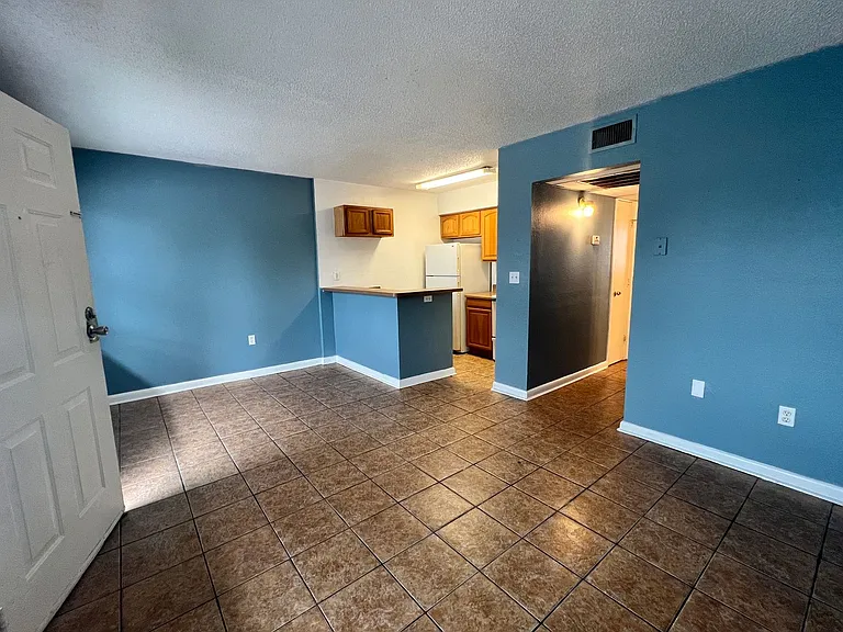 1030 W Walnut St — Photo 15