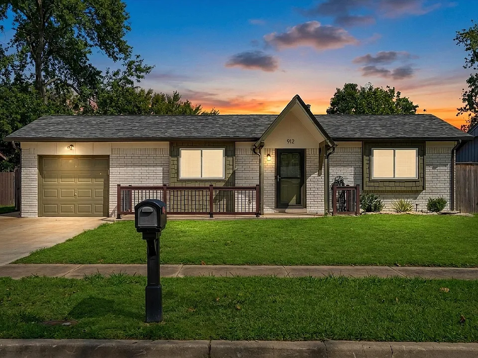 912 W El Paso Pl