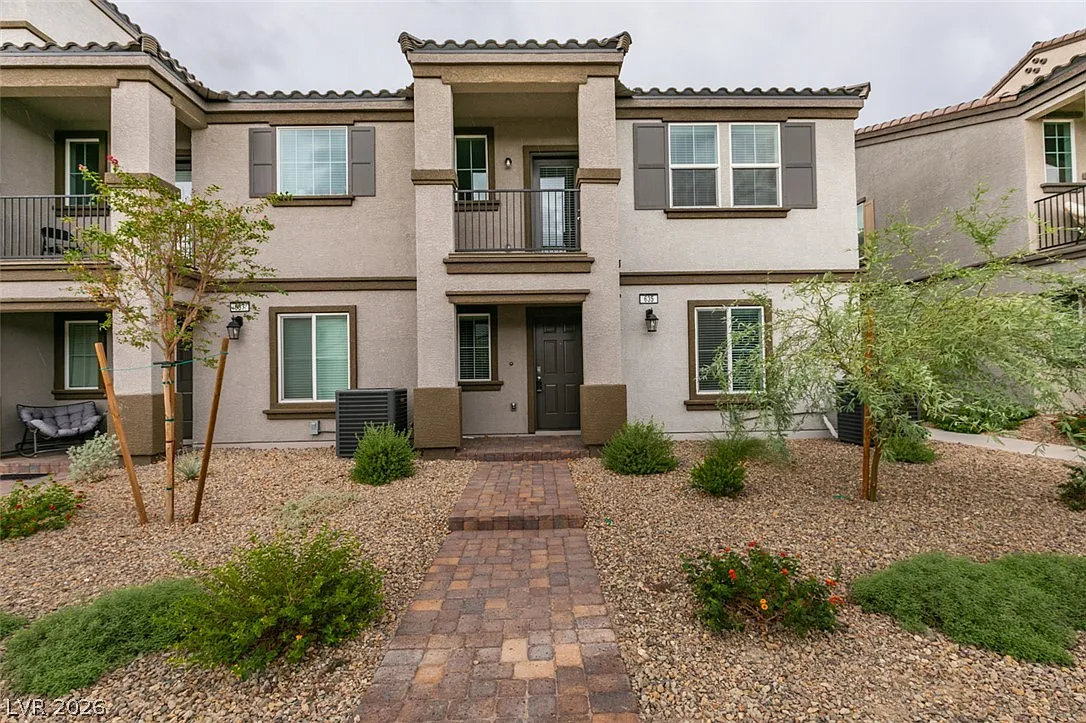 3 bed, 2.0 bath, 1376 sqft, $1,895 — Photo 1
