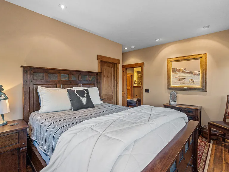 Queen guestroom.
