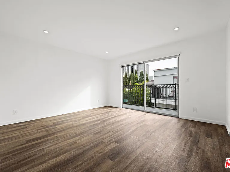136 S Palm Dr #301 — Photo 19