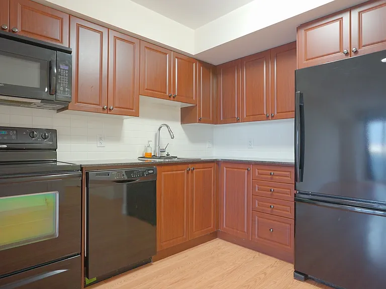 135 Village Green Sq #3925 — Photo 3