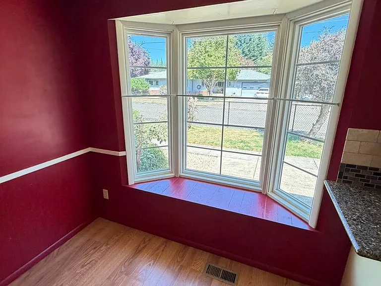 550 Carlson Dr — Photo 8