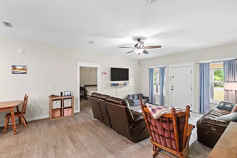 4 bed, 1572 sqft, $1,900 — Photo 3