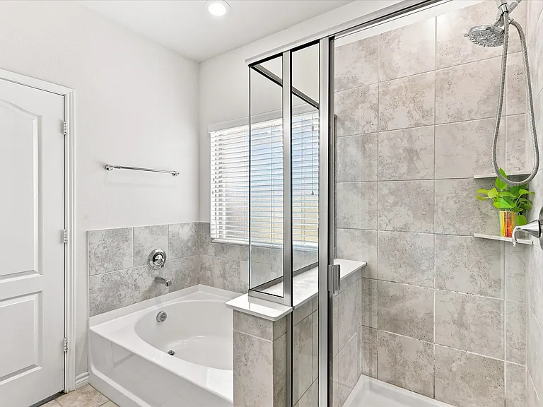 2613 Wayne Ave — Photo 6