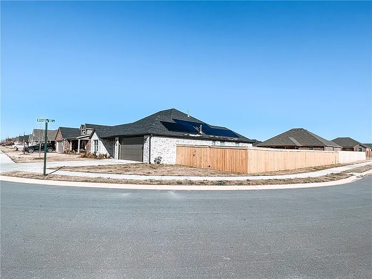 1052 Hampton St — Photo 6