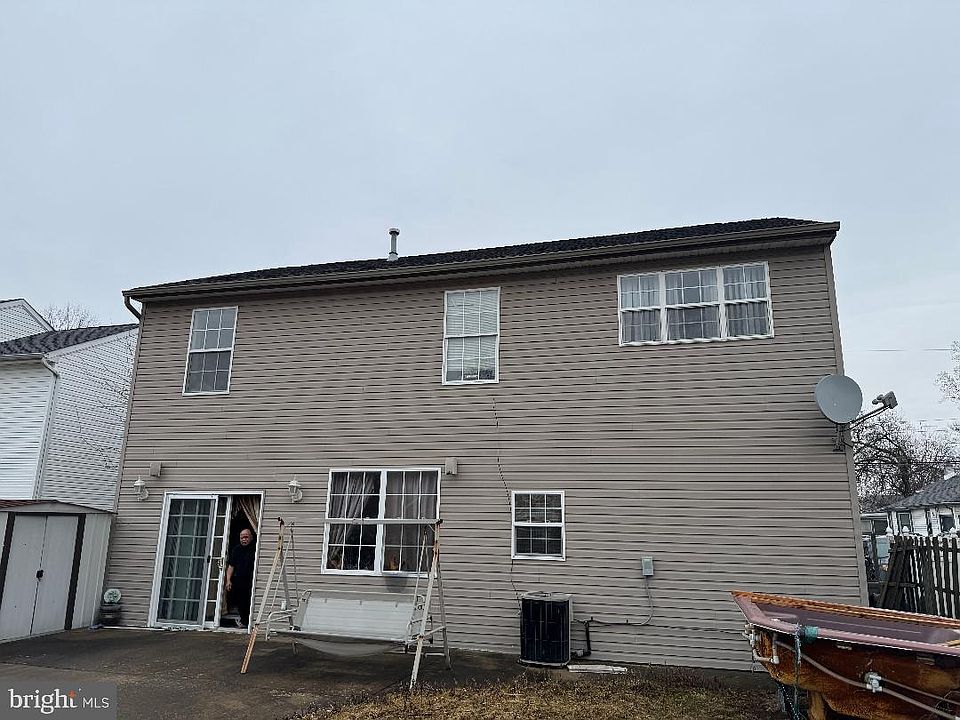 2nd image of 806 Logan Ave