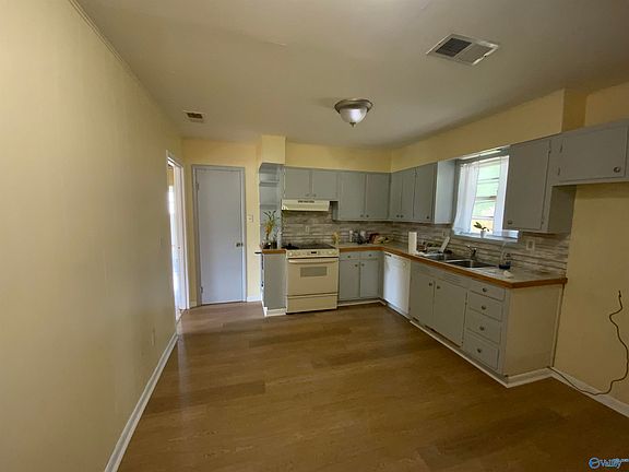 4th image of 3310 Village Dr SW