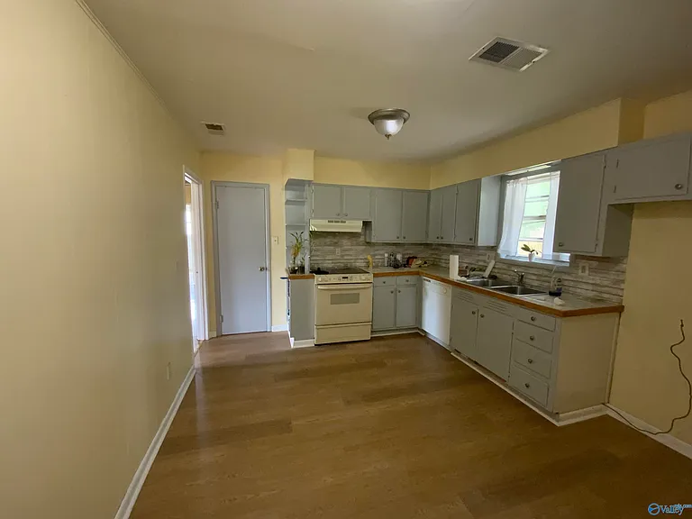 3310 Village Dr SW — Photo 4