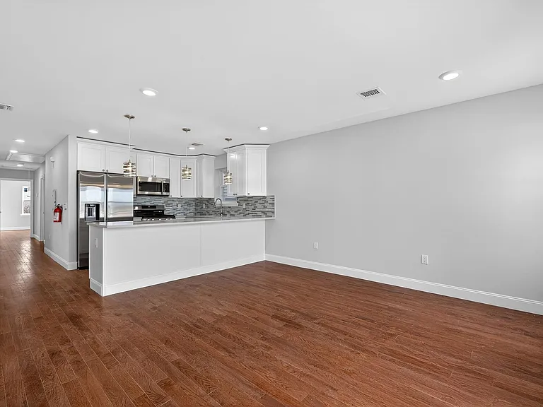 40 E 5th St #2 — Photo 7
