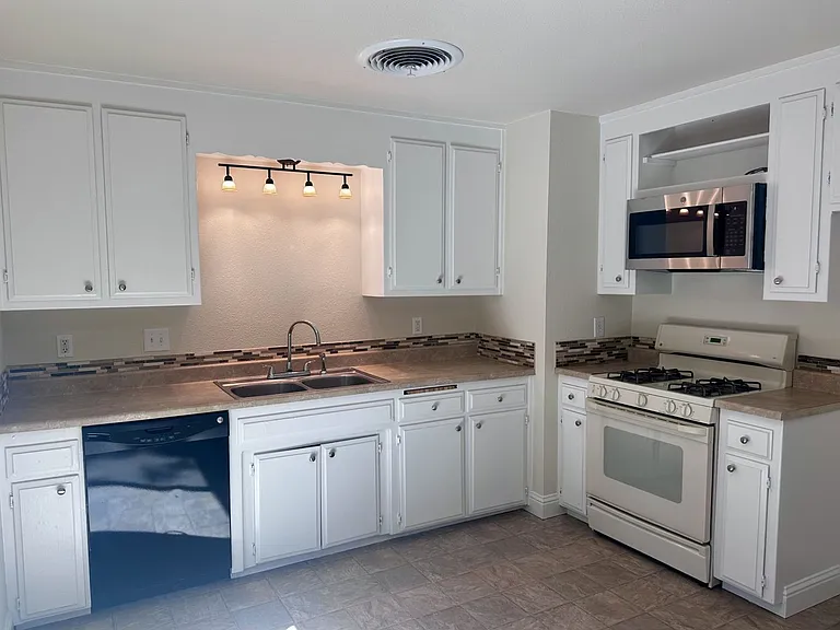 3257 Daisy St — Photo 3