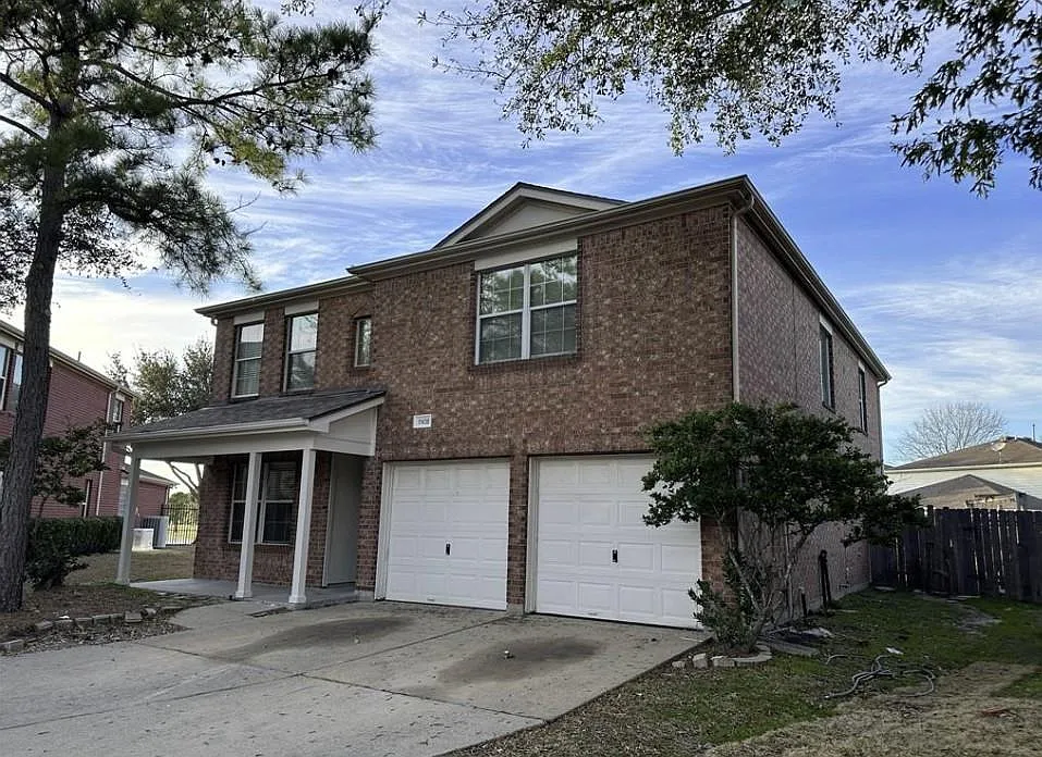 4 bed, 2.5 bath, 2530 sqft, $2,290 — Photo 2