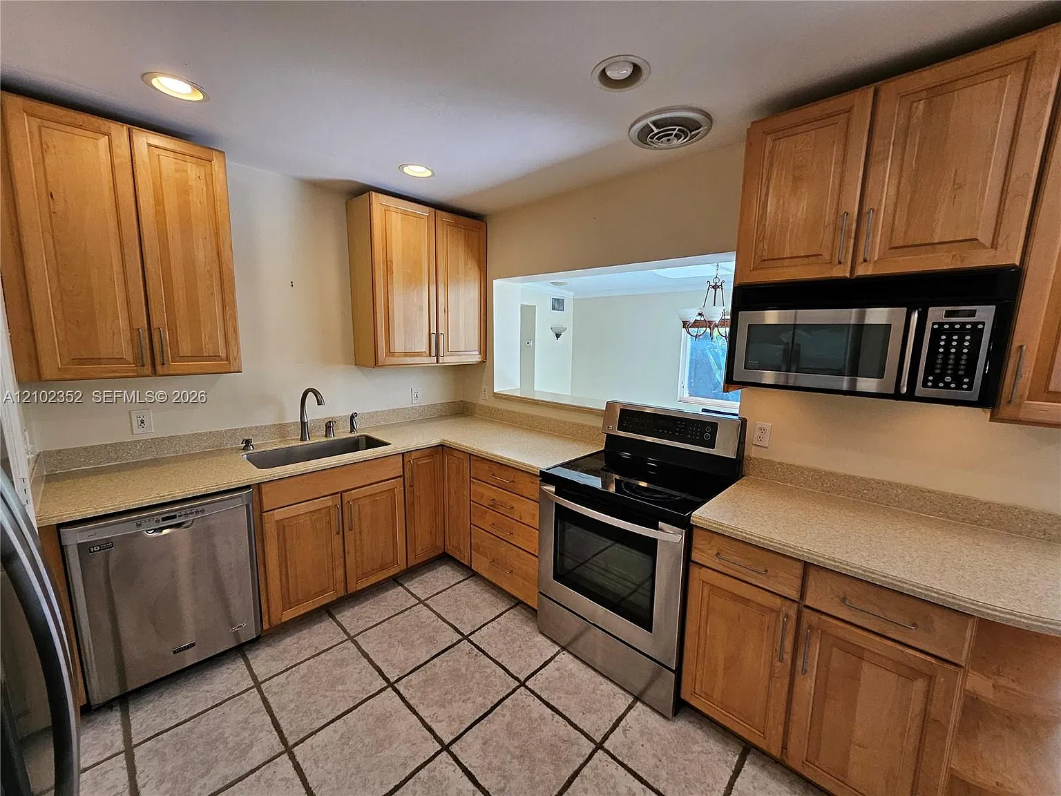 3 bed, 2.0 bath, 1845 sqft, $3,600 — Photo 3