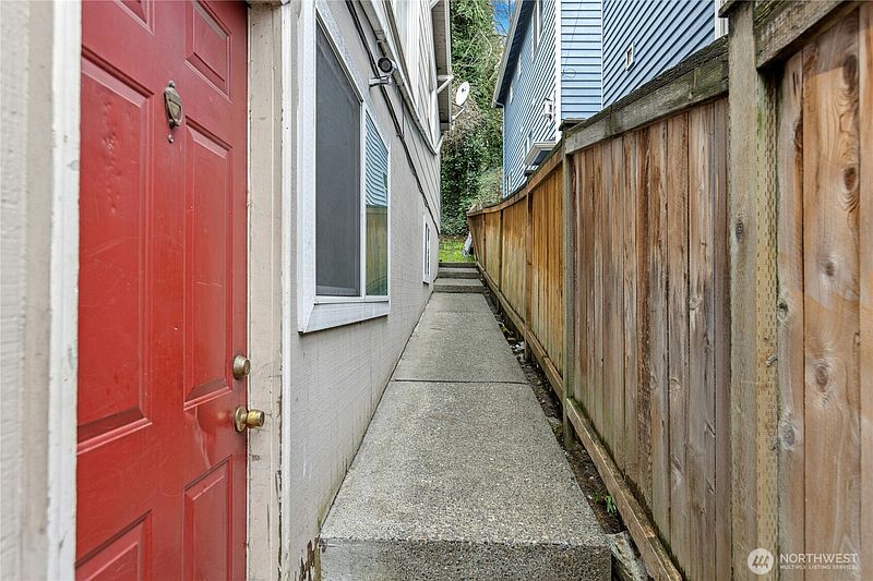 3rd image of 1537 15th Avenue S
