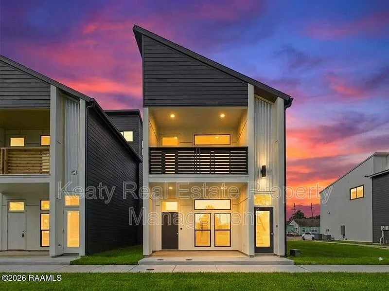 3 bed, 2.0 bath, 1030 sqft, $1,950 — Photo 2