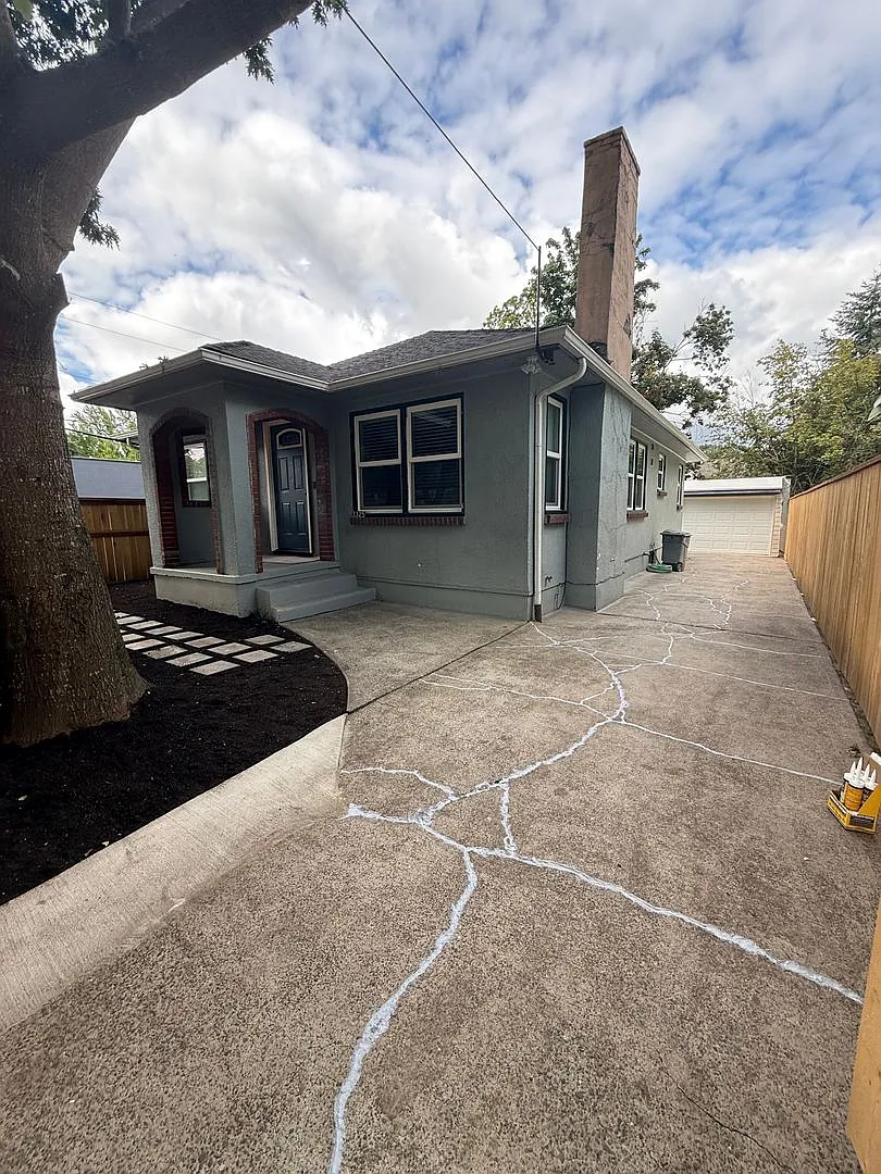 Beautiful Remodel to this Charming Portland Cottage near Division! — Photo 1