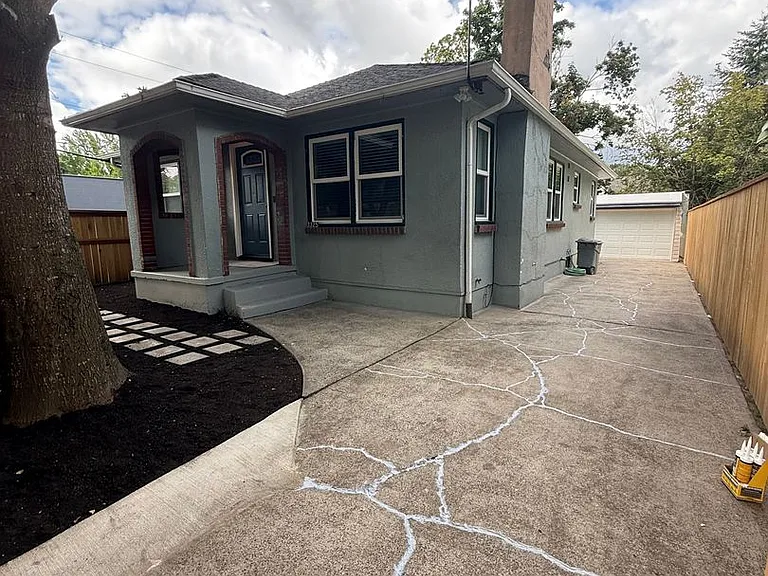 3325 SE 25th Ave — Photo 1
