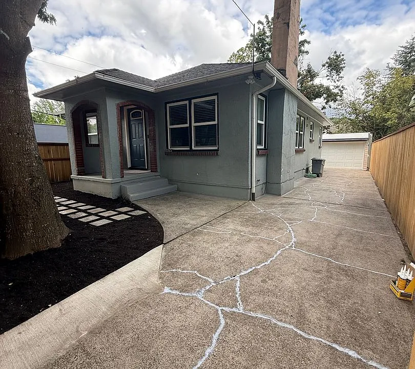 3325 SE 25th Ave