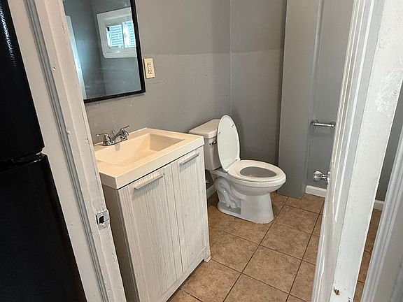 3rd image of 209 Spencer St