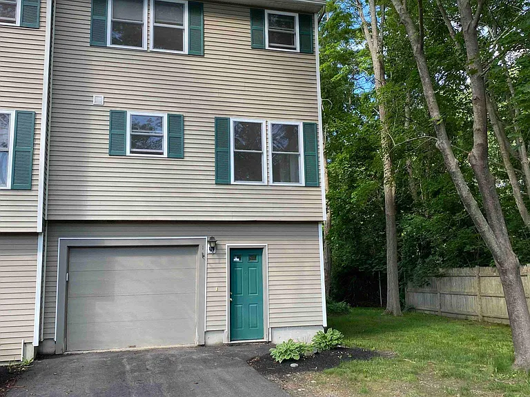 Single car garage, oversized garage, second car can park in driveway