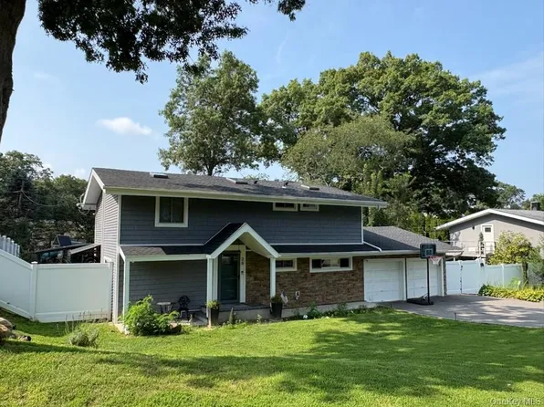 28 Florida Avenue, Commack, NY 11725