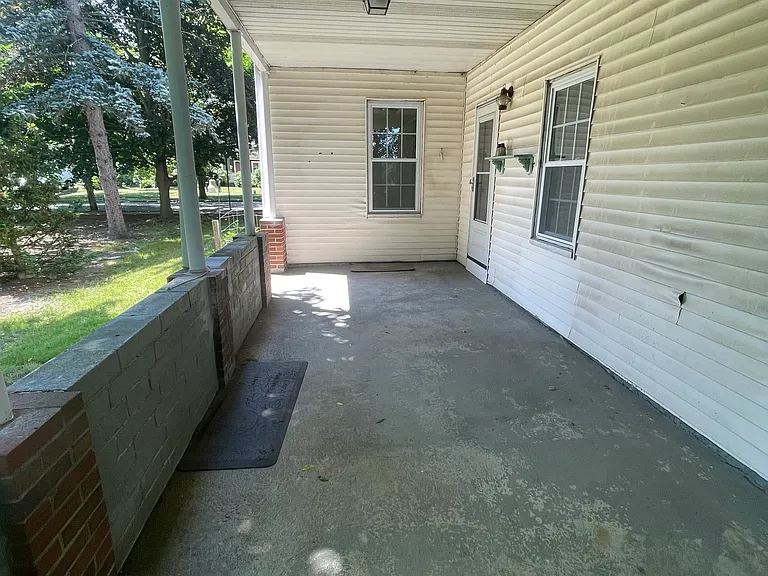 Private deck and entrance via kitchen