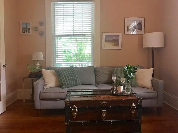 Cozy, bright livingroom.