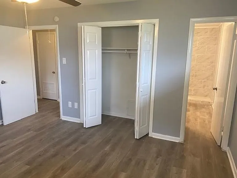1102 Avenue C — Photo 6