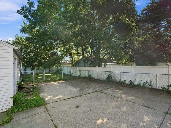 4th image of 413 E Irving Ave