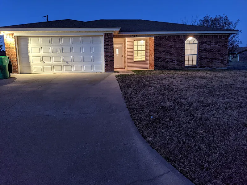 3 bed, 1105 sqft, $1,524 — Photo 1
