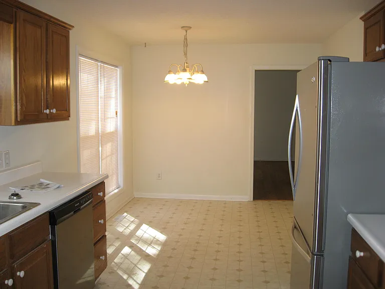 140 Lake View Dr E — Photo 4