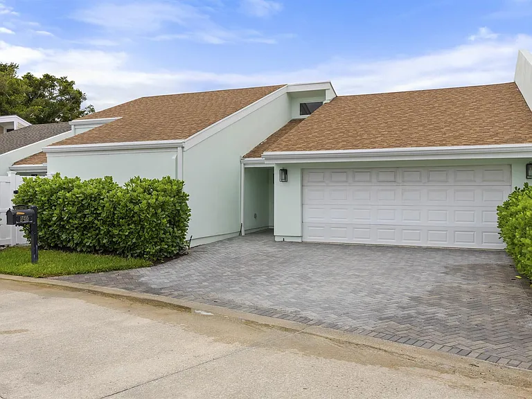 17235 Bay St — Photo 40