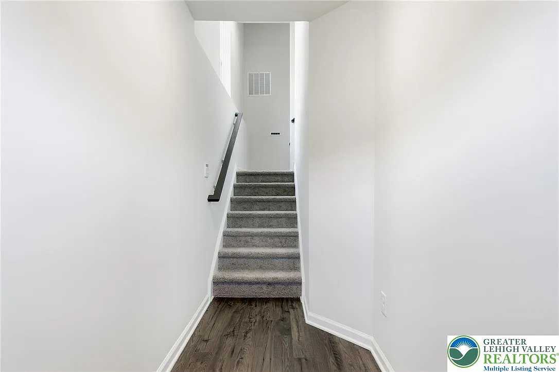 3 bed, 2.5 bath, 2208 sqft, $3,100 — Photo 3