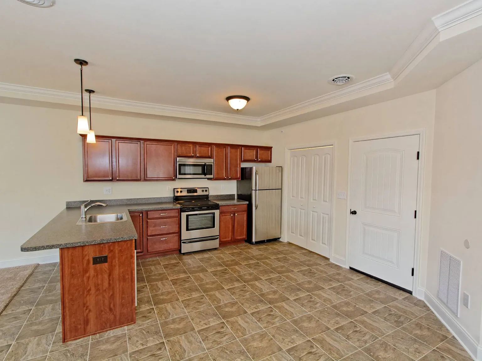 2 bed, 1.0 bath, $1,650 — Photo 4