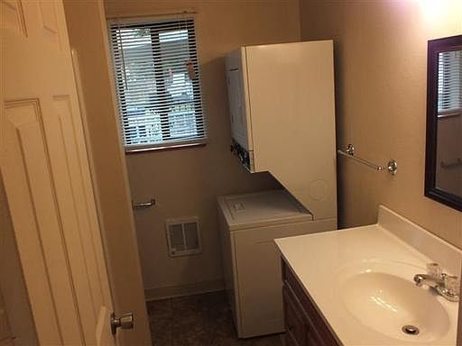 4th image of 327 E Queen Ave