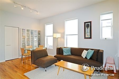 2nd image of 711 N Hoyne Ave APT 3N