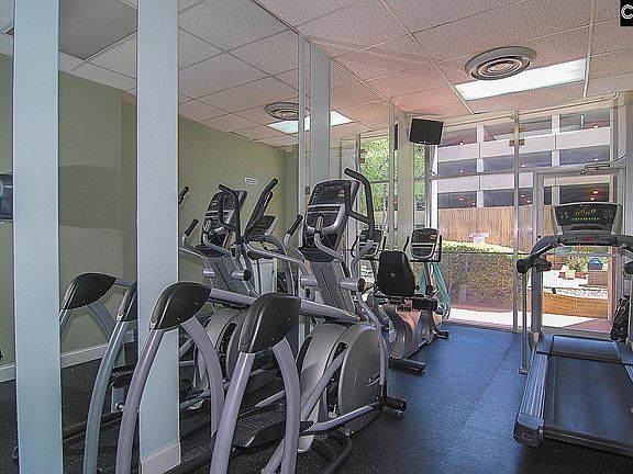 5th image of 1520 Senate St #8B