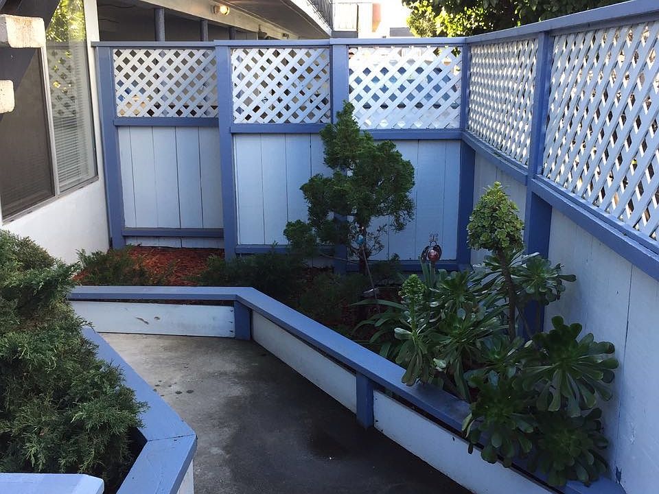 Private entrance with a garden