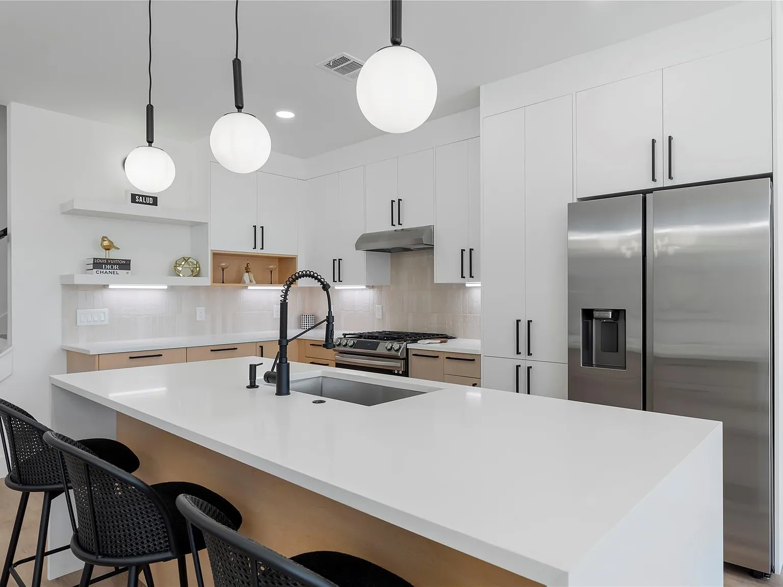 3 bed, 2.5 bath, 2024 sqft, $2,500 — Photo 3
