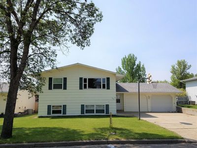 207 10th St NE, Beulah, ND, 58523