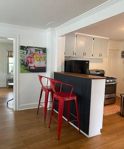 210 Howe St — Photo 4