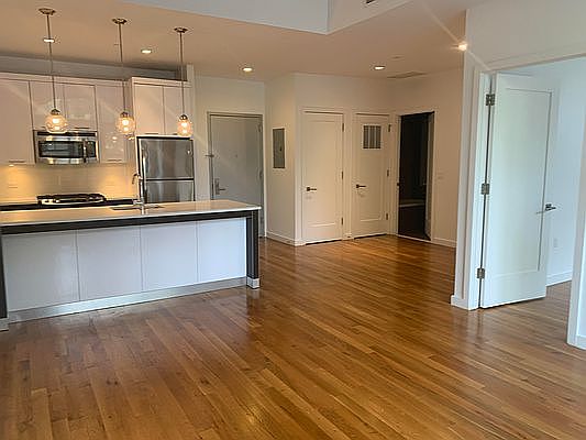 5th image of 123 Parkside Ave APT 1M